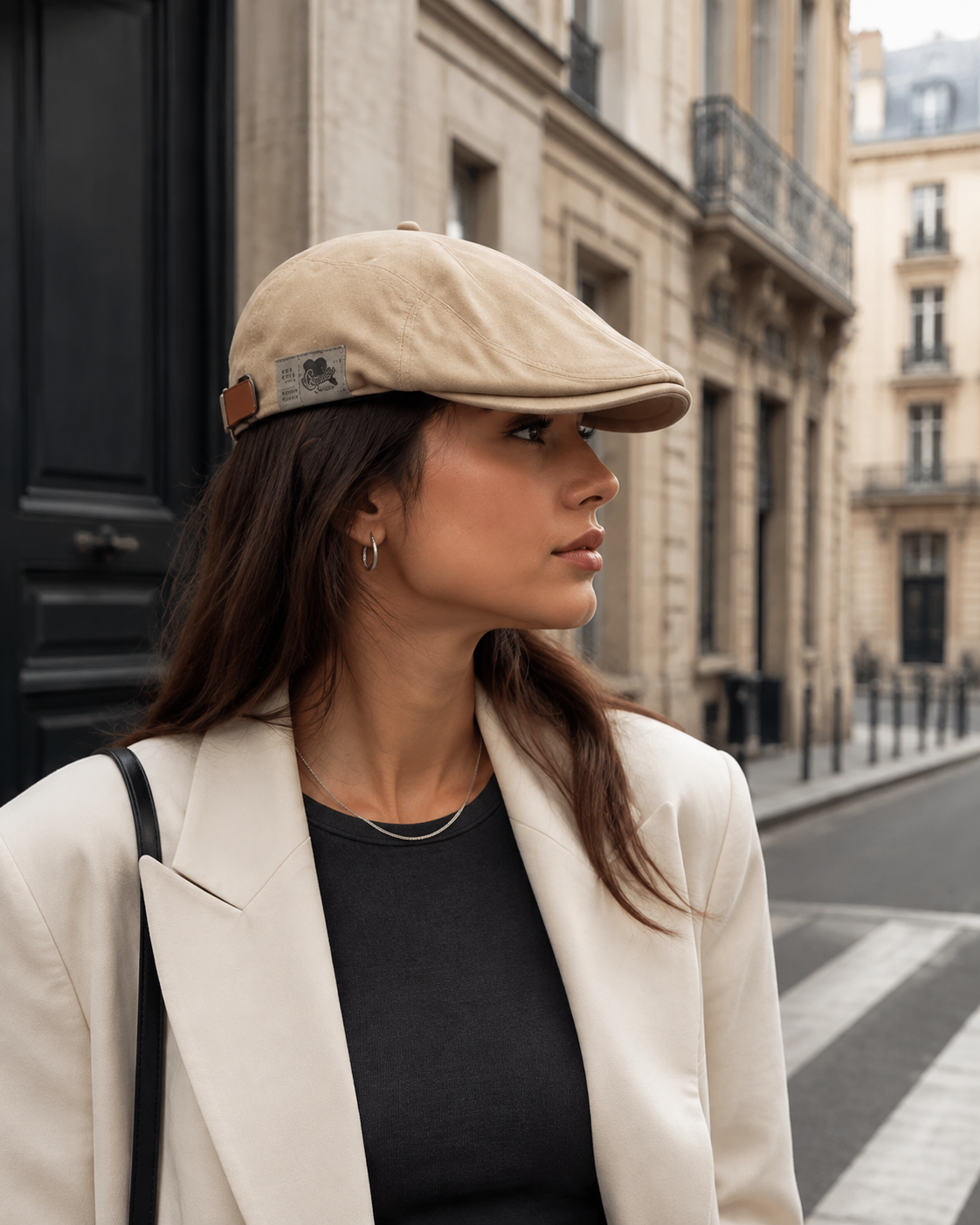 Jeune femme stylée portant la casquette profil bas Kyawu beige